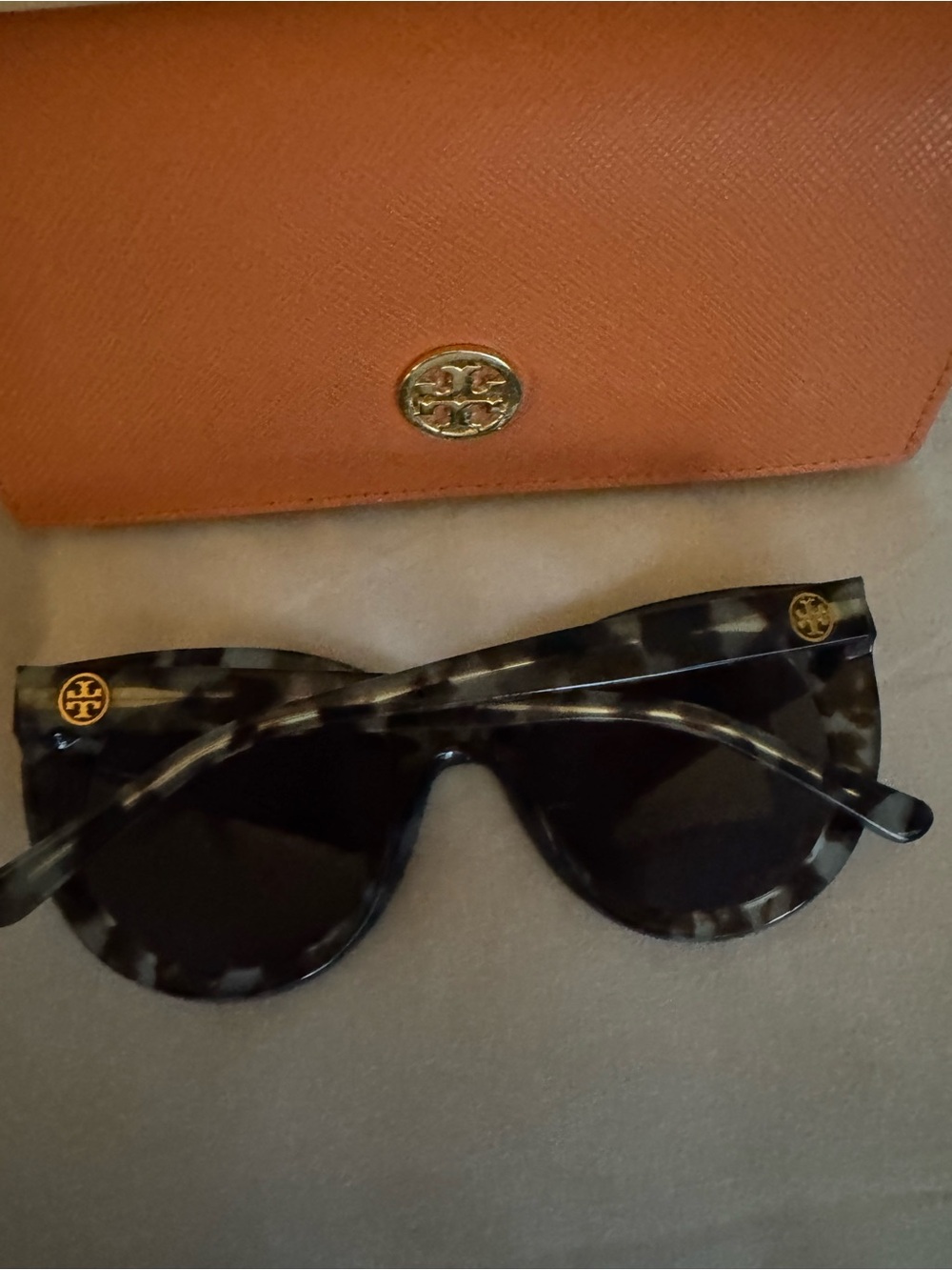 EUC Tory Burch Blue Lens Tortoiseshell Sunglasses with Orange Case - Picture 3 of 3